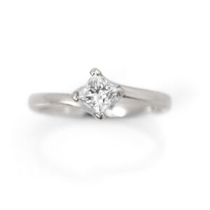 Solitaire Platine 4 Griffes Diamant Princesse | Référence : BA-B15044 | EVENOR, Joaillerie, Bijoux Vintage