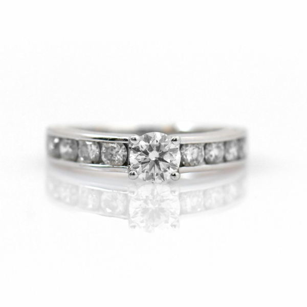 Bague diamants, brillant central 0,40 ct, 8 diamants 0,56 ct, or blanc, taille 46 | Réf.