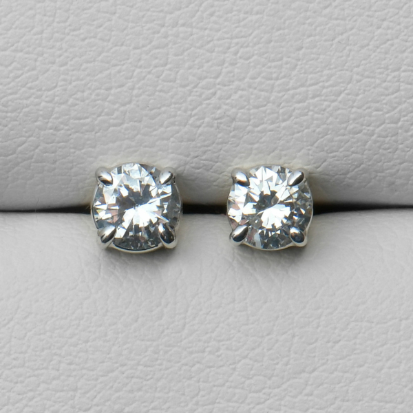 Clous d'oreilles diamants solitaires 0,69ct, serti griffes sur or blanc 750‰ | Réf. BR-A552 | EVENOR Joaillerie • Bijoux neufs • Bijoux Vintage et d'occasion